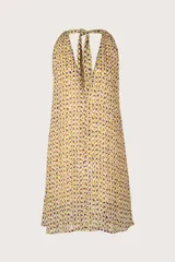 Vestido corto con estampado abstracto en tonos amarillos, marrones y violetas, con cuello halter que se ata al cuello y espalda descubierta.