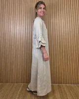 Vestido largo tipo túnica de color azul con patrón a cuadros blancos, cuello mao, escote en V con botones y mangas tres cuartos con volados escalonados.