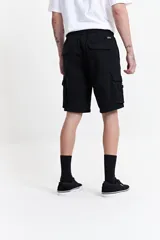 Bermuda cargo negra de corte recto, con bolsillos laterales y traseros con solapa. Cintura elastizada con cordón ajustable.