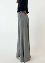 Pantalón Oxford con lurex color gris, de tiro alto y corte acampanado.