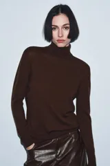 Jersey de cuello alto confeccionado en lana 100%, de manga larga y diseño clásico con acabado de tacto suave.