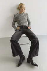 Pantalón de jean negro de corte flare.