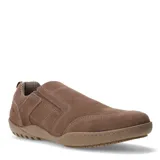 Zapatos casuales de hombre tipo slip-on, confeccionados en gamuza color marrón tabaco, con suela de goma al tono y forro interior estampado a cuadros.