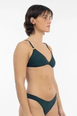 Top de bikini verde oscuro con corte triangular y tirantes finos con detalle de aros metálicos.