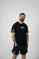 Remera negra de algodón elastizado con estampado blanco en el frente y en las mangas.