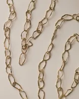 Collar plateado con eslabones grandes de metal con forma irregular.