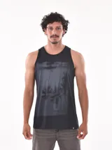 Musculosa negra con estampado de palmeras y texto en gris.