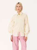 Top de tejido de punto fino, sin mangas, con cuello redondo y silueta recta. Confeccionado en hilado fresco, ideal para usar como prenda base o superpuesta.