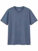Remera básica de manga corta y cuello redondo, color azul con pequeño detalle de etiqueta en el ruedo.