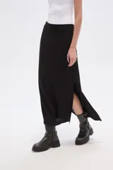 Falda larga negra de viscosa, con corte evasé y una abertura lateral.
