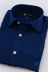 Camisa blanca de algodón jersey, corte slim fit y cuello corto.