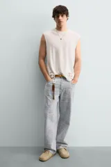 Zueco de hombre fabricado en piel con acabado serraje, diseño de punta redonda y suela a contraste.