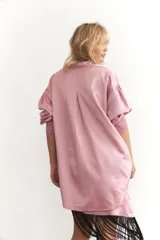 Camisa celeste de seda sintética, corte holgado, mangas largas abullonadas con puños elásticos y bolsillos laterales.