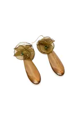 Caravanas colgantes con diseño de flor en tela transparente color verde en la parte superior y un gran dije colgante en forma de gota con efecto carey en tonos marrones.