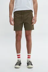 Bermuda de gabardina color verde oliva, con cintura elástica ajustable con cordón.