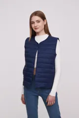 Chaleco acolchado color verde militar con cierre de botones a presión.