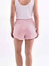 Short blanco con rayas horizontales azul marino, cintura elástica con cordón ajustable.