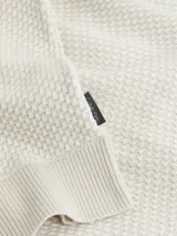 Sweater de cuello redondo con textura de panal, confeccionado en algodón regenerativo. Presenta un diseño de corte regular con puños y ruedo acanalados.