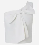 Blusa de un solo hombro confeccionada en crepé color blanco, con detalle de lazo en el frente.