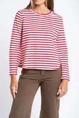 Remera de manga larga con diseño de rayas horizontales en color rojo y blanco, confeccionada en algodón peinado con cuello redondo y corte al cuerpo.