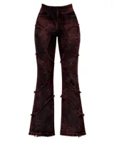 Pantalón de denim elastizado con efecto de lavado desgastado en tono bordó oscuro. Presenta un diseño de corte entallado con recortes irregulares, costuras expuestas con terminaciones desflecadas y tiro alto.