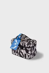 Cooler pequeña con estampado de hojas y sirenas en blanco y negro, con manija jacquard en blanco y negro con el monograma Polonio. Confeccionada en poliéster reciclado e insulada con espuma PE de 3 mm laminada en aluminio.