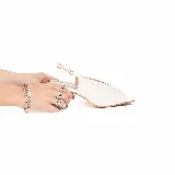 Sandalias de taco medio, color off white, con diseño de puntera abierta y tira ajustable en el talón.