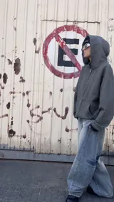 Campera con capucha y cierre frontal, color hueso con rayas horizontales finas en gris oscuro.