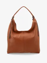 Cartera tipo saco de cuero suave, de diseño amplio y relajado, con asa para llevar al hombro, tiras anudadas a los lados y cierre.