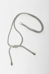 Correa para celular de cordón gris con herrajes metálicos plateados y mosquetón.