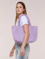 Cartera tipo shopper verde de textura suave y flexible, con doble asa superior fija texturada y compartimento principal amplio con botón metálico.