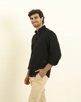 Camisa de manga larga con cuello abotonado y bolsillo frontal, confeccionada en una mezcla de algodón y lino.