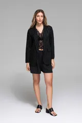 Short sastrero con estampado de rayas verticales, cintura alta con lazo regulable y bolsillos laterales.