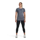 Remera deportiva Under Armour de manga corta y cuello redondo, confeccionada en tejido técnico con efecto jaspeado. Presenta el logo de la marca estampado en el pecho.