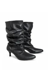 Botas de cuero negro de caña media con diseño fruncido tipo slouchy, punta fina y taco bajo.