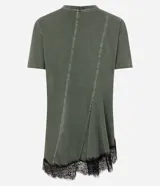 Remera verde militar de algodón con efecto desteñido, cuello redondo, mangas cortas, recortes asimétricos y detalle de encaje negro en el bajo irregular.