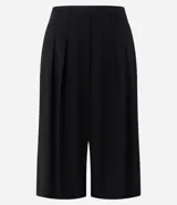 Bermuda de sastrería color negro con diseño amplio, pinzas frontales, trabillas para cinturón y cierre clásico.