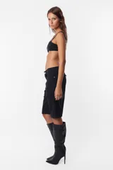 Bermuda gris claro de corte recto.