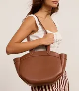 Bolso shopper grande color marrón, con costuras contrastantes, asa de mano y asa larga. Incluye bolsillo interno desmontable.