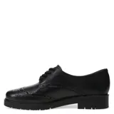 Zapatos acordonados estilo oxford de cuero negro, con detalle de perforaciones tipo brogue en la puntera y laterales, y suela de goma con plataforma baja.