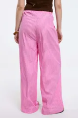 Pantalón palazzo de tiro alto con estampado a rayas verticales rosas y blancas, con cintura elástica ajustable con cordón.