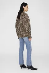 Chaqueta de algodón con estampado animal print de leopardo, cuello camisero, cierre frontal de botones y bolsillos de parche en el pecho.