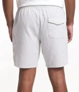 Bermuda casual de hombre color celeste, hecha en tela texturizada, con cintura elástica, cordón, bolsillo trasero con solapa y detalle de costura horizontal en las piernas.