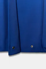 Chaqueta bomber de Zara Woman Collection color azul, con escote en pico, manga larga abullonada con puños elásticos, bolsillos delanteros y cierre frontal cruzado.