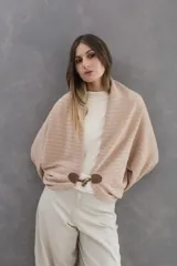 Saco tipo capa de lanilla con diseño de rayas horizontales en tonos arena, chocolate y bordó. Presenta mangas amplias y cierre frontal mediante alamar de cuero color suela con detalle en carey.