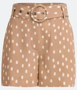 Short color beige con estampado de lunares blancos, tiro medio, trabillas en la cintura y cinturón forrado con hebilla.