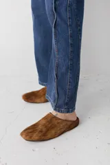 Zueco tipo mule de pelo natural en color camel, con diseño de punta cuadrada y plantilla de cuero.