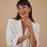 Esclava rígida tipo bombé de diseño minimalista, fabricada en oro 18k con acabado pulido brillante.