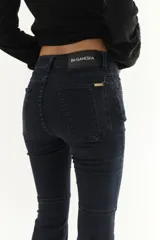 Pantalón de jean azul oscuro, corte oxford con recortes y diseño de paneles.