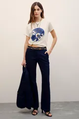 Pantalón sastrero de denim azul oscuro con costuras pespunteadas a contratono. Cuenta con cierre metálico frontal, gancho sastrero y botón en la cintura.